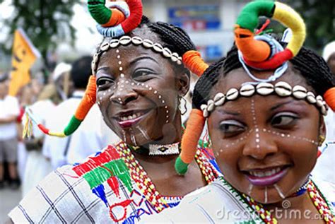  Yemoja Och Den Magiska Havsguden: En Nigeriansk Folkhistoria Fylld Av Vördnad Och Undran!